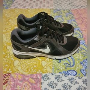 Like new Mens Nike sneakers size 10 excellent condition